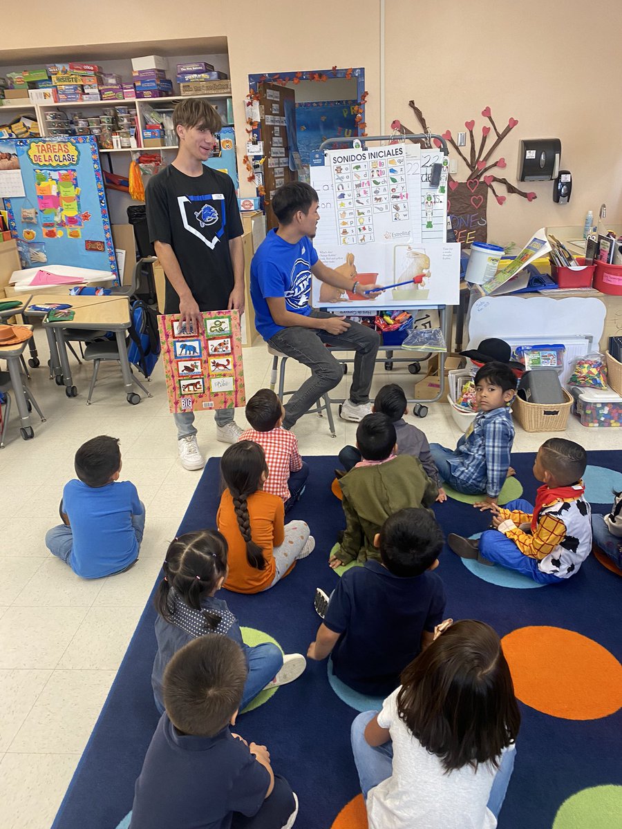 Basketball players had a great time this morning reading and working with the students at @SurrattCubs. Always a pleasure to spend time with future Lions. #WeAreClint #WinTheDay #LionPride