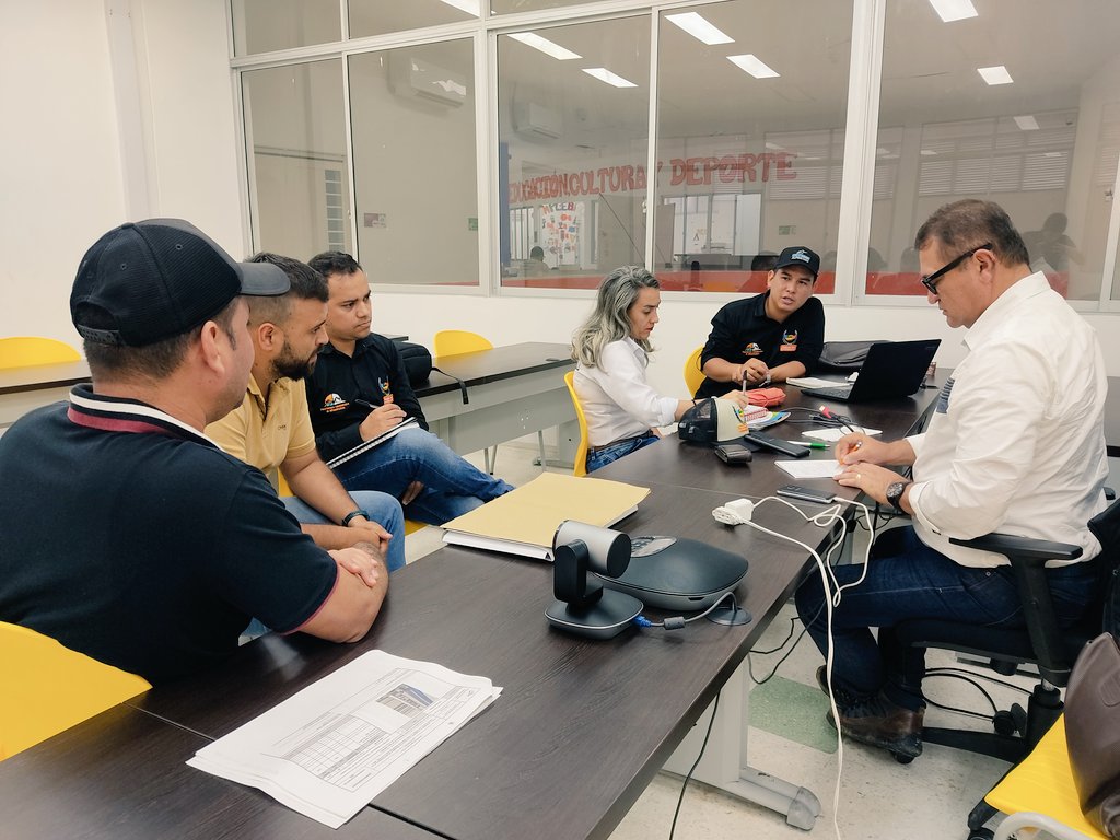 GobMpalCastilla's tweet photo. #AEstaHora | La Administración M en cabeza del alcalde Fernando Amézquita continúa el  seguimiento a comités de obra, en este momento se valida la información del avance del proyecto de la cancha de fútbol de San Lorenzo. Acciones pertenecientes a la oficina de infraestructura. https://t.co/DUJfG1hMq0