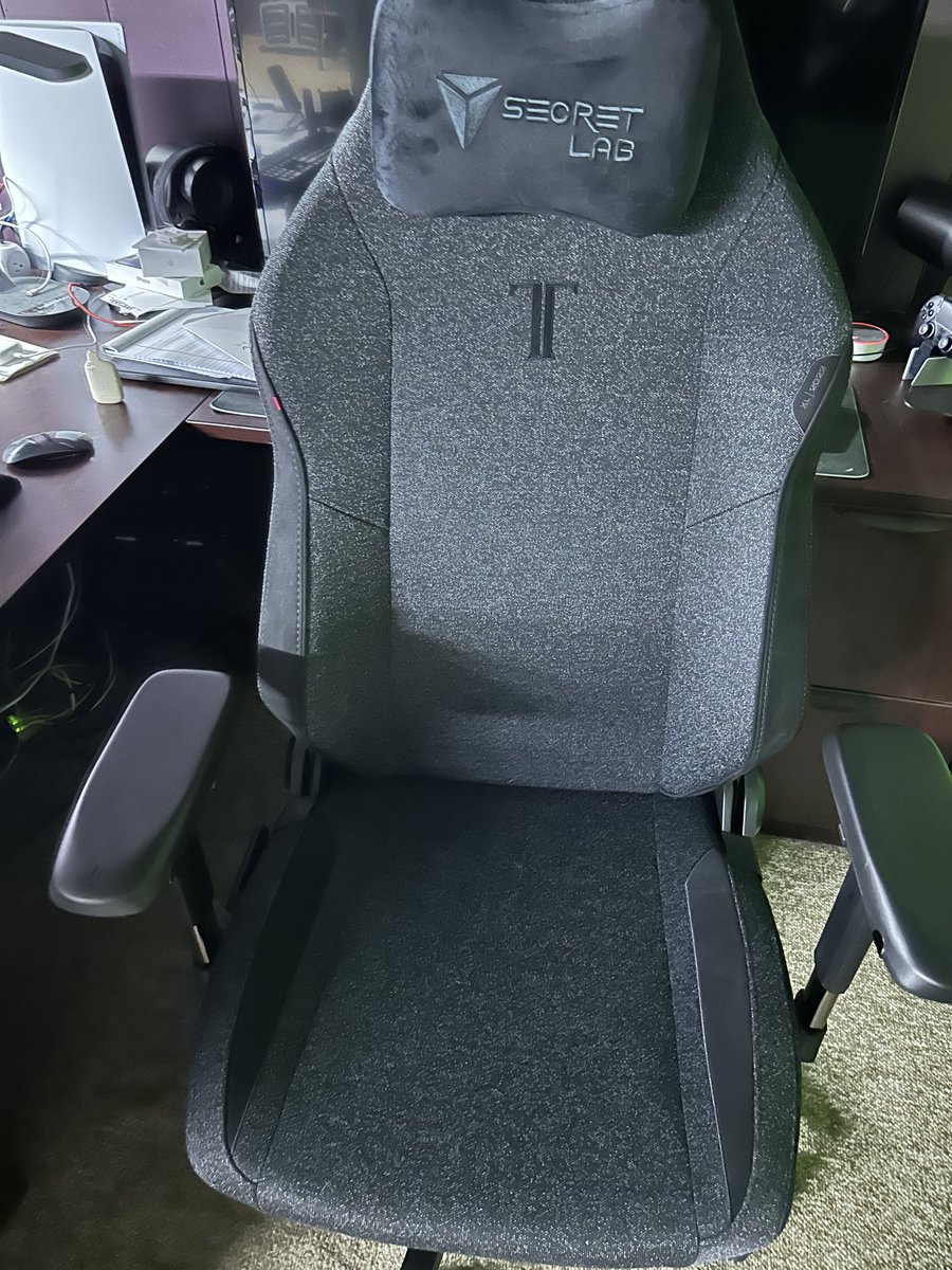 robillard_tony's tweet photo. Another #secretlab chair joins the family! Up to 4 now! https://t.co/TzAxMabLHu