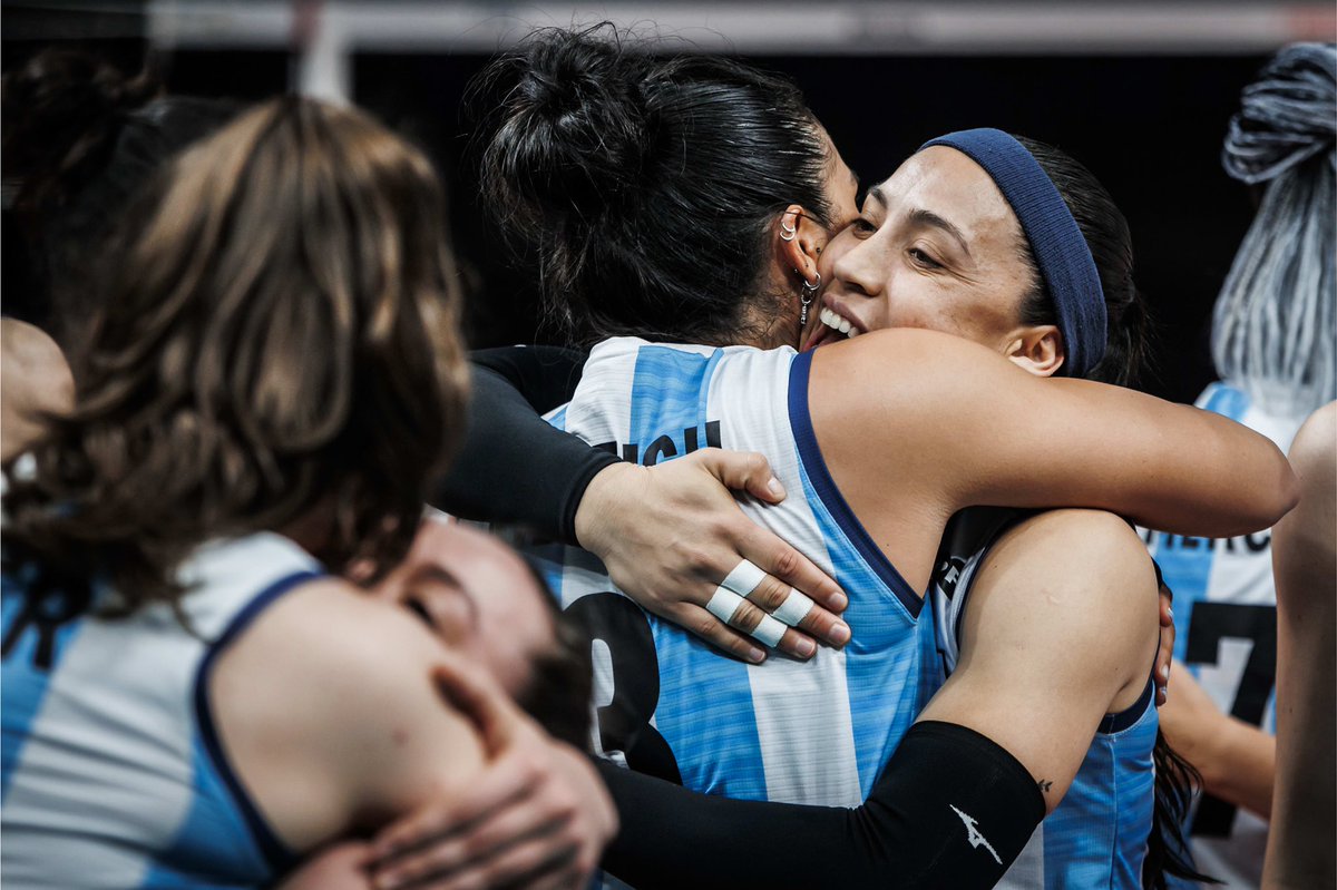 FlorenciaMo06's tweet photo. 🏐 El abrazo de la experiencia, @YasNizetich y @mimisosa10_Ok 
El de la juventud, @vickymayer04 y Cande Salinas

🐾 Las Panteras le ganaron 3-1 a República Checa y dependen de sí mismas para lograr algo histórico, meterse en segunda ronda

🔜 Viernes 13 hs vs Colombia 🇨🇴 https://t.co/OS3fHATrMy