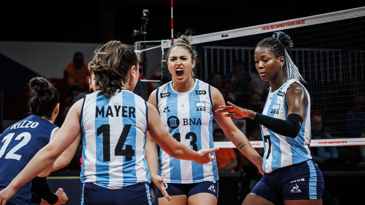 FlorenciaMo06's tweet photo. 🏐 El abrazo de la experiencia, @YasNizetich y @mimisosa10_Ok 
El de la juventud, @vickymayer04 y Cande Salinas

🐾 Las Panteras le ganaron 3-1 a República Checa y dependen de sí mismas para lograr algo histórico, meterse en segunda ronda

🔜 Viernes 13 hs vs Colombia 🇨🇴 https://t.co/OS3fHATrMy