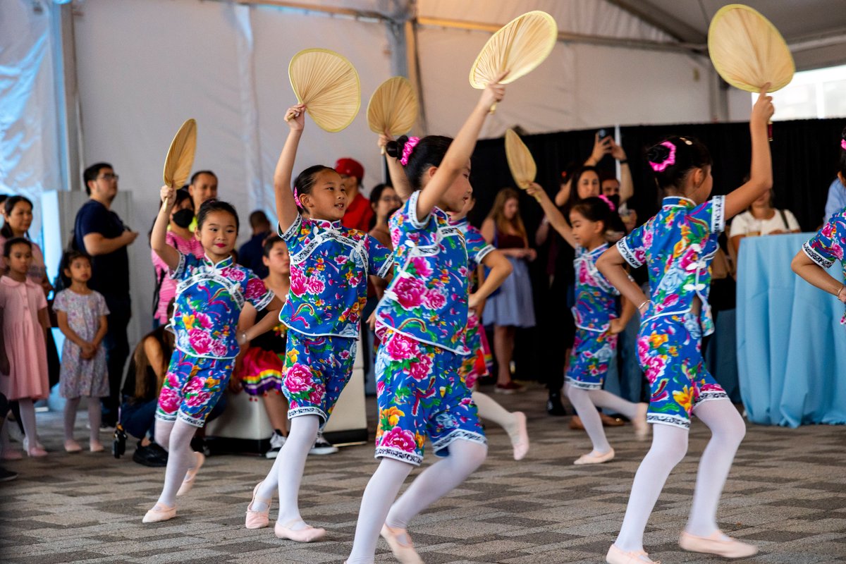 WaterfrontSave's tweet photo. How do you make a waterfront more welcoming and inclusive? By providing exciting entertainment that everyone can enjoy! The #FUNinBOS event hosted by the @NEAQ included performances by @deejayMOT, Lion Dances and multiple youth dance groups. https://t.co/Q5RSQAxm6T