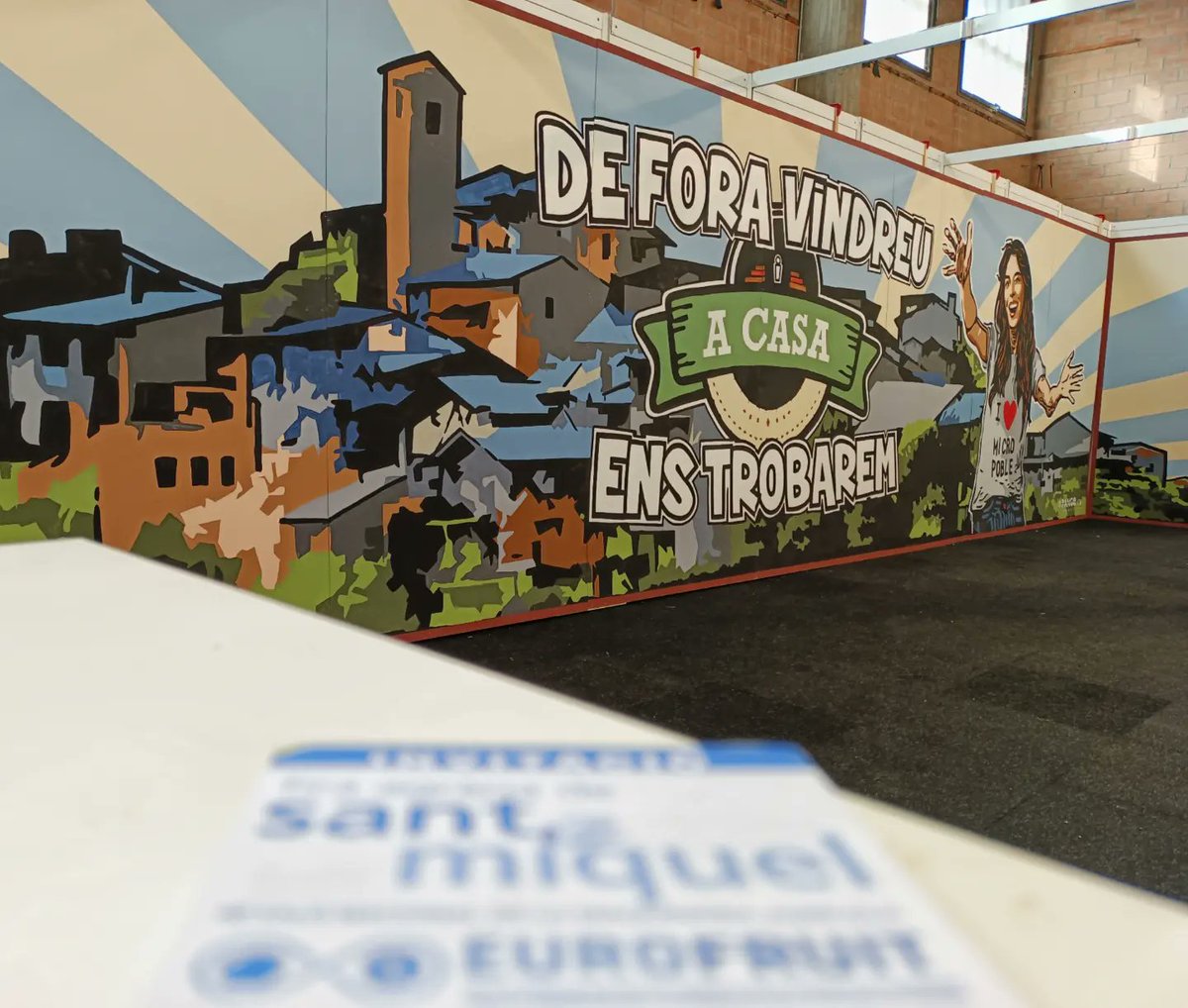 Micropobles's tweet photo. 💥De fora vindreu i a casa ens trobarem!!💥 

Avui ha estat dia de muntatge i a partir d'aquest dijous esperem trobar-vos a la #FiraAgràriaDeSantMiquel de #Lleida!! 

Us apropeu a veure en directe el mural de #PangoICo? 😉 

🎨👩‍🎨 @egeacrea @Estitjf

#Micropobles #Ruralitat #Art https://t.co/F7Fcm47dCg