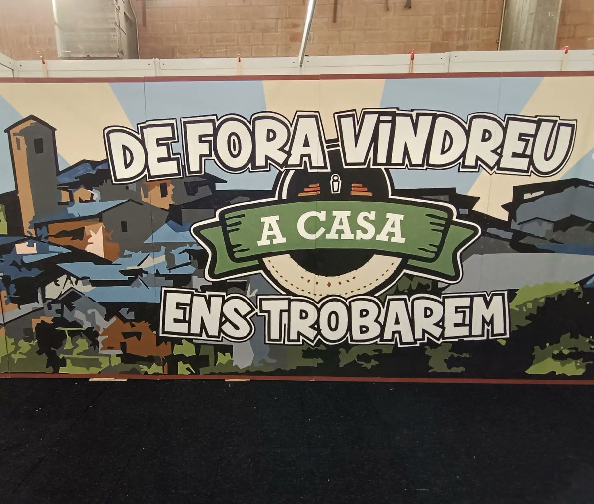 Micropobles's tweet photo. 💥De fora vindreu i a casa ens trobarem!!💥 

Avui ha estat dia de muntatge i a partir d'aquest dijous esperem trobar-vos a la #FiraAgràriaDeSantMiquel de #Lleida!! 

Us apropeu a veure en directe el mural de #PangoICo? 😉 

🎨👩‍🎨 @egeacrea @Estitjf

#Micropobles #Ruralitat #Art https://t.co/F7Fcm47dCg