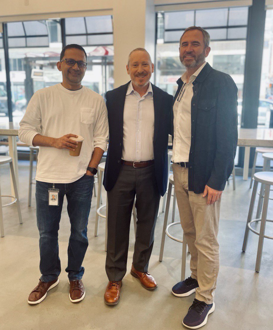 Our own <a href="/XinfinUSA/">#WeAreXDC Billy Adams</a> ran into someone at a coffee shop in San Francisco, CA. Chance encounters… 

#XDC #XRP <a href="/bgarlinghouse/">Brad Garlinghouse</a>