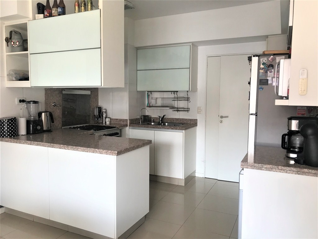 rapisardaprop's tweet photo. 🫱🏻‍🫲🏼 Venta.
🐴 Caballito. 
✨ Semipiso 4 ambientes con dependencia.
🛏️ Dormitorio principal en suite con vestidor.
🪴 Balcón al frente y al contrafrente.
🔥 Parrilla propia.
💦 Piscina.
☀️ Solárium.
✅ SUM.
📦 Baulera. 
🚙 Cochera fija y cubierta. https://t.co/sQp9nQEDOW