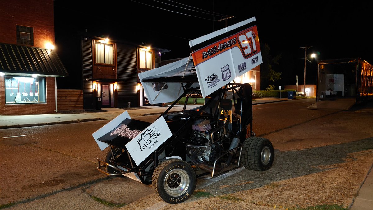 ALTSKEYR6's tweet photo. Probably the best pictures I've taken so far from my team. Father and son racing.
#dirttrackracing
#microracing
#600ccmicro
#FatherAndSon
#photographer https://t.co/pU5dPHQcqh