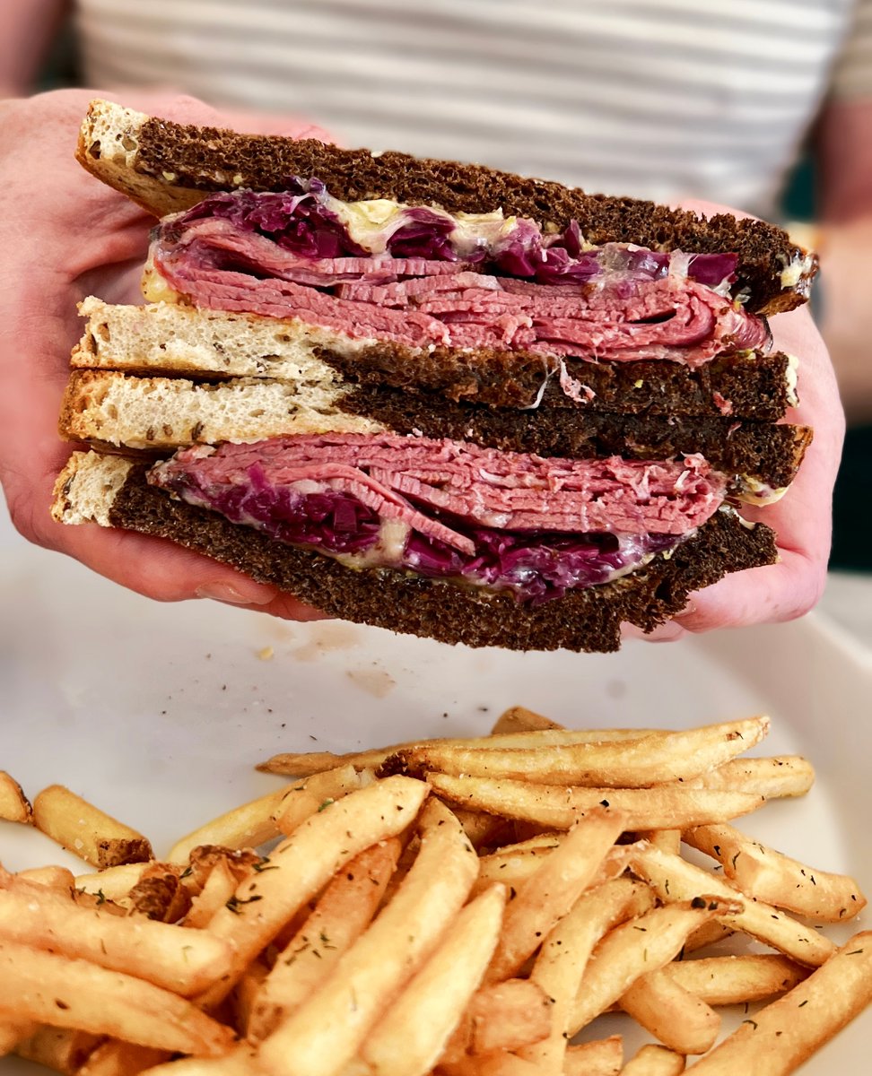 😋 Wednesday din-din coming at you like...

The week is halfway over and who really wants to cook? No one. Let us take care of the dirty work while you sit back and enjoy. "Can we refill that wine glass for you?" #Trova 

#dallaswinebar