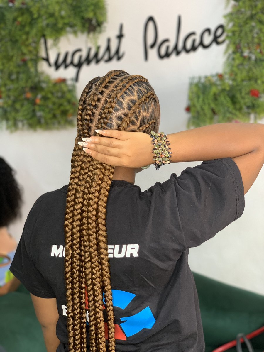 AugustPalace's tweet photo. Stitched Braids.
.
Location: opposite aroma eatery, abayomi, iwo road. Ibadan 
.
Call :08117205404
Duration: 2hrs
.
.
#hairstylistinibadan #ibadanhairstylist #braiderinibadan #ibadanbestsalon #ibadanbraids https://t.co/OnT8WP228U