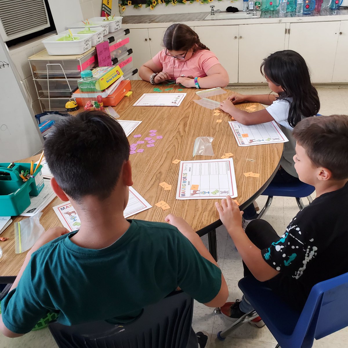 MaePuljanan's tweet photo. Working with my small group! #phonics #practice #weregettingtheretoourgoals @Scurlockbears https://t.co/H6HaH8GApx