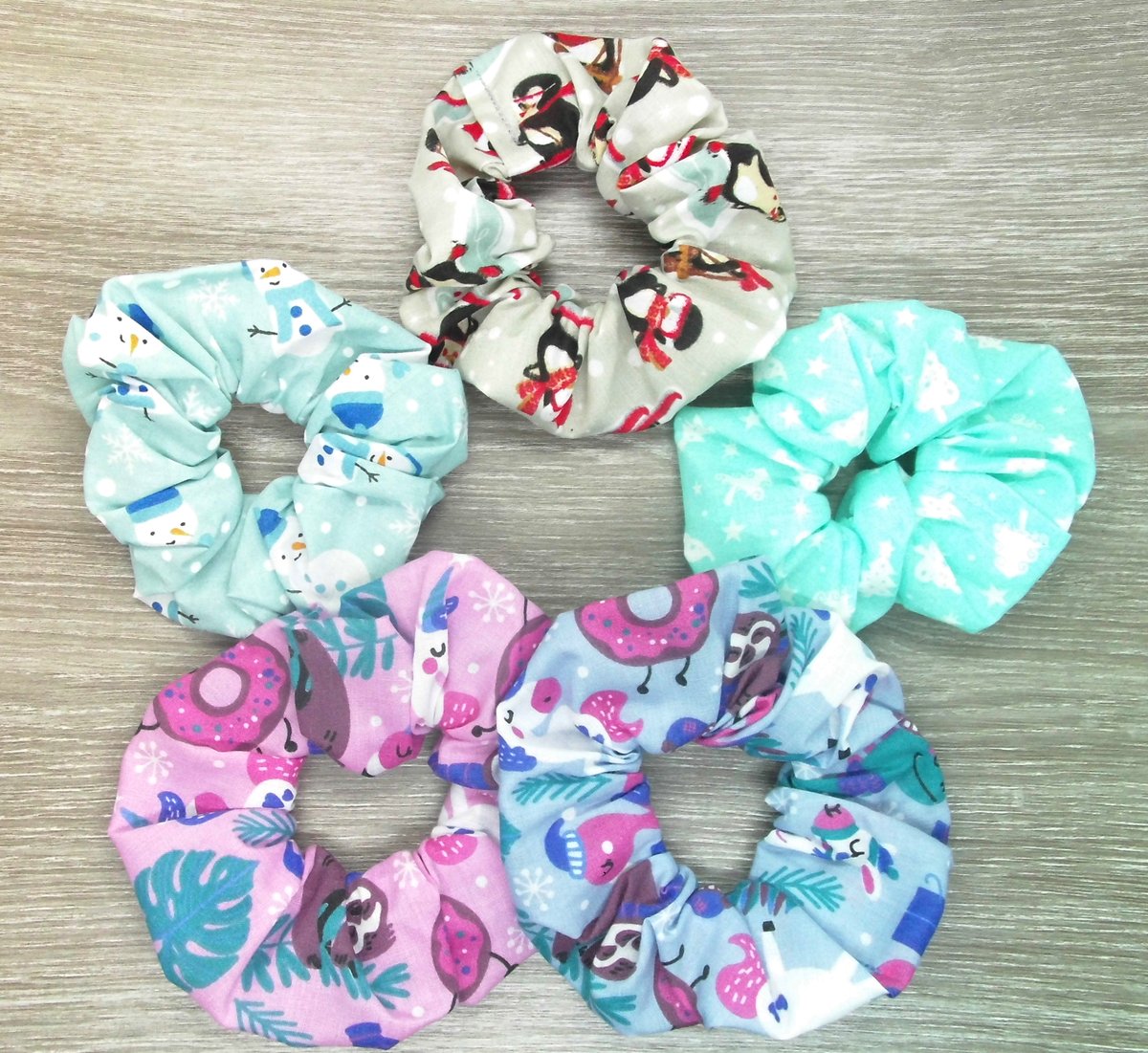 Morning #Earlybiz. Now is the time to start buying your Christmas scrunchies. Full selection on my website!
#MHHSBD #Craftbizparty #UKMakers #htlmp #SBS #ShopIndie #SmartSocial