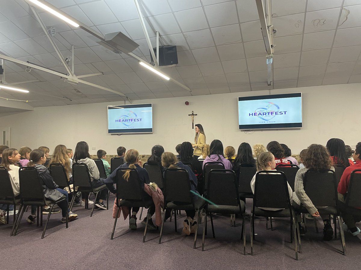 SHSchoolsENW's tweet photo. Meeting each other,working and praying together at #Heartfest 5. @SHPS_Fenham @SHHSHammersmith @WoldinghamSch @sacredheart_roe and Sacred Heart High School Fenham https://t.co/X45aRcmoIC