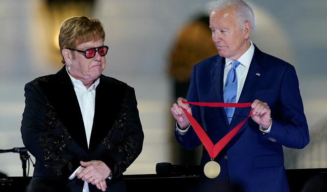 ¡Manas! Mi Elton John ha sido condecorado por La Casa Blanca debido a su labor en la lucha contra el VIH/SIDA 👉 bit.ly/3ShZigu