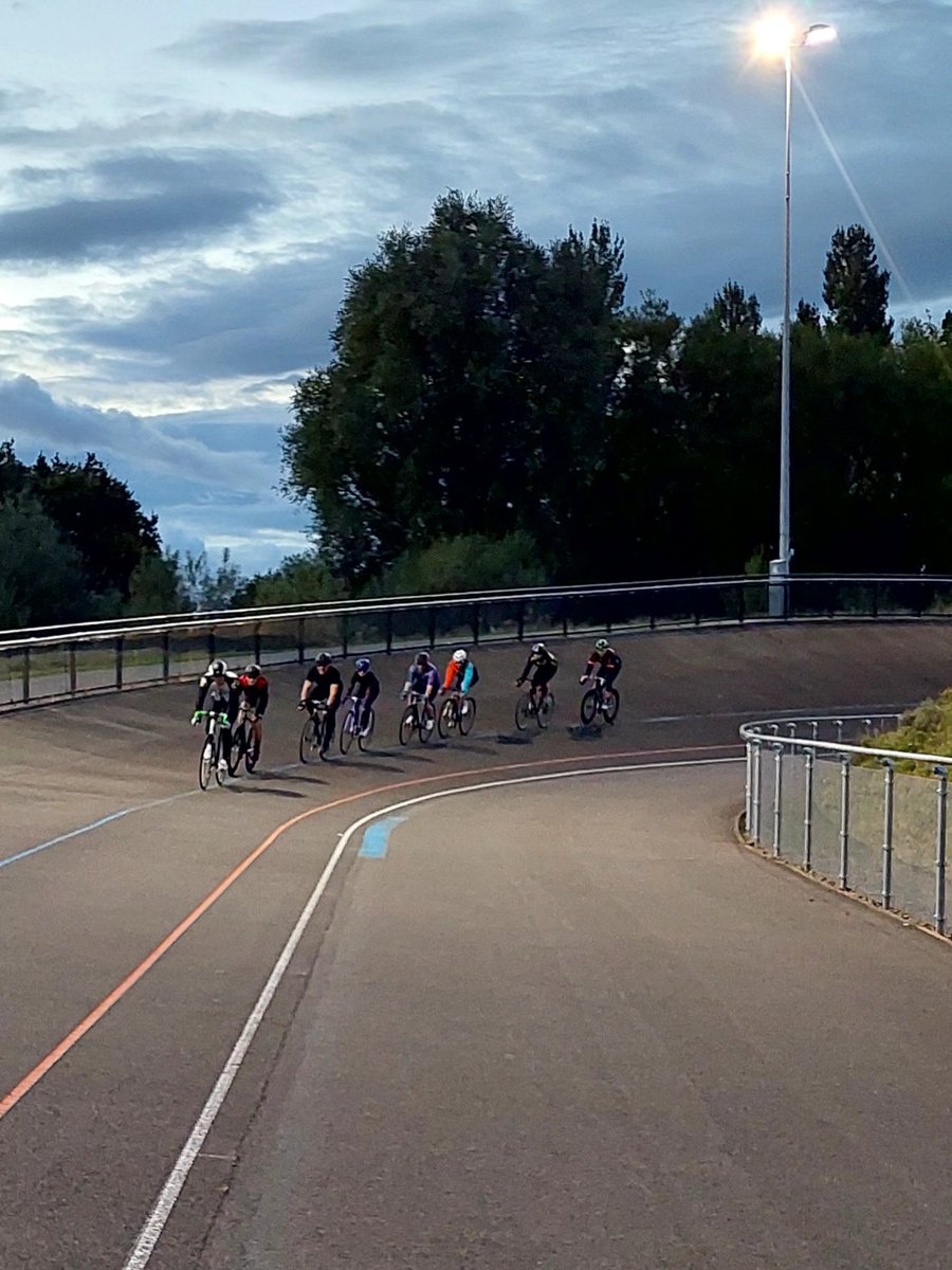 NatalieGrice2's tweet photo. Great track session tonight, thanks for coming.๐ค for next week. #stacking #20lapscratch #halflap #teamsprint #fixie #dolanbikes #opensession #weekly @VolairLeisure https://t.co/kZKtozRDl4