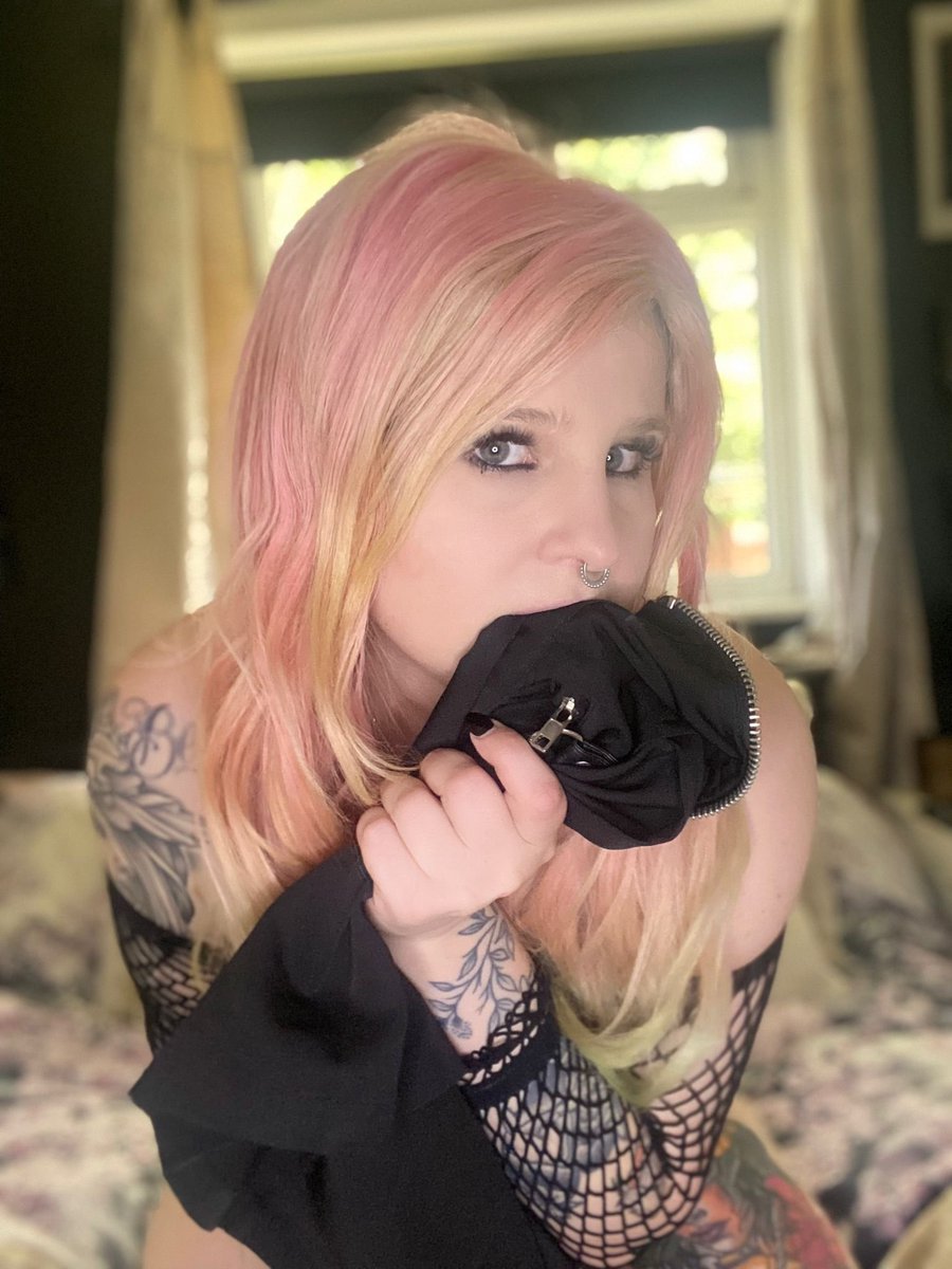 MistressZofia's tweet photo. Feeling Naughty Who’s ready for some new OF/LOYAL Uploads😍🖤 https://t.co/Oo6MKpLUii