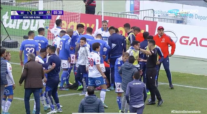 Una bomba de estruendo cayó en el área de Martín Parra. El portero de la U está siendo atendido.