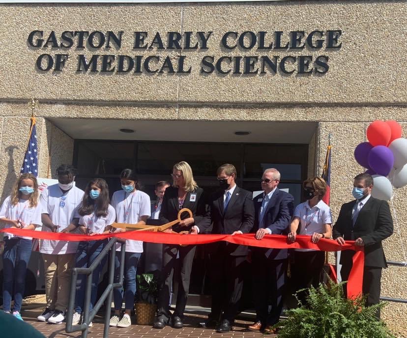 JenSNichols2018's tweet photo. One year ago today we celebrated the ribbon cutting for the Gaston Early College of Medical Sciences. So proud of the work being done at GECMS to build our future healthcare workforce ☺️ @GastonSchools @Gaston_College #togetherwecandogreatthings https://t.co/4VpziIihsf