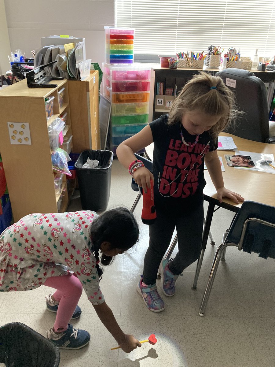 MsRuttenbergFH's tweet photo. We are learning about shadows. #fhhighlights https://t.co/Qu5ucbBYow