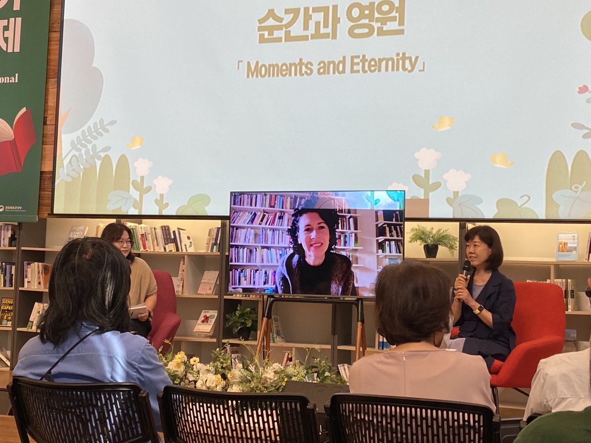 Poets #SashaDugdale and #YiWon at ⁦@siwfest⁩ yesterday. It was a beautiful and moving conversation about poetry, war, violence, deaths, traces, objects, garbage, mirror, writing, refusing to give advice about writing, eternity…