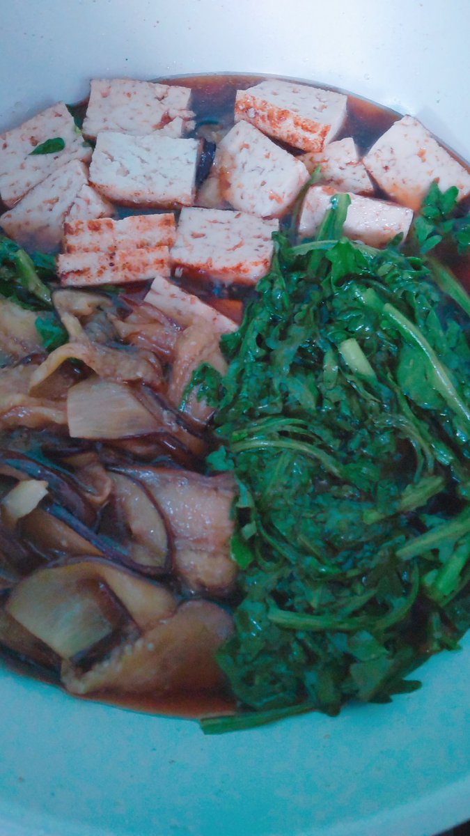 おはようございます 昨日はナスのすき焼き風にしました😋 肉の代わりに薄くスライスした 焼きナスでカロリーオフ👍️のはず… 今日も頑張りましょ💪