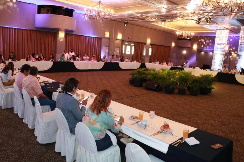 OCCE_GobOax's tweet photo. Continuando con nuestras actividades de posicionamiento a Oaxaca, se realizó el desayuno - presentación de Huatulco como destino de reuniones, a cargo del representante del Comité #CRECEHuatulco, Eliezer Gris Vargas. 

#OaxacaCRECE #OaxacaTeReUne #OaxacaDestinoDeReuniones https://t.co/hlauGIiYP5