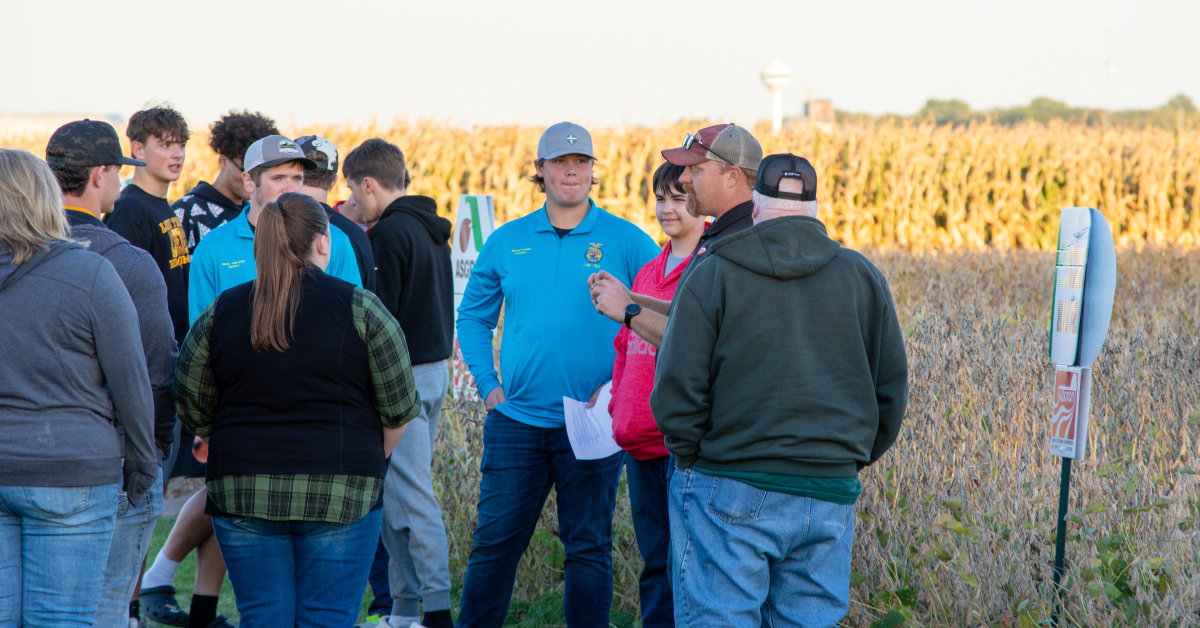 EldonCStutsman's tweet image. Working alongside @iowaffa members is the best! We're proud to support the Lone Tree FFA and their test plot! #FFAsupporter #iaffa22 #testplot #stutsmans