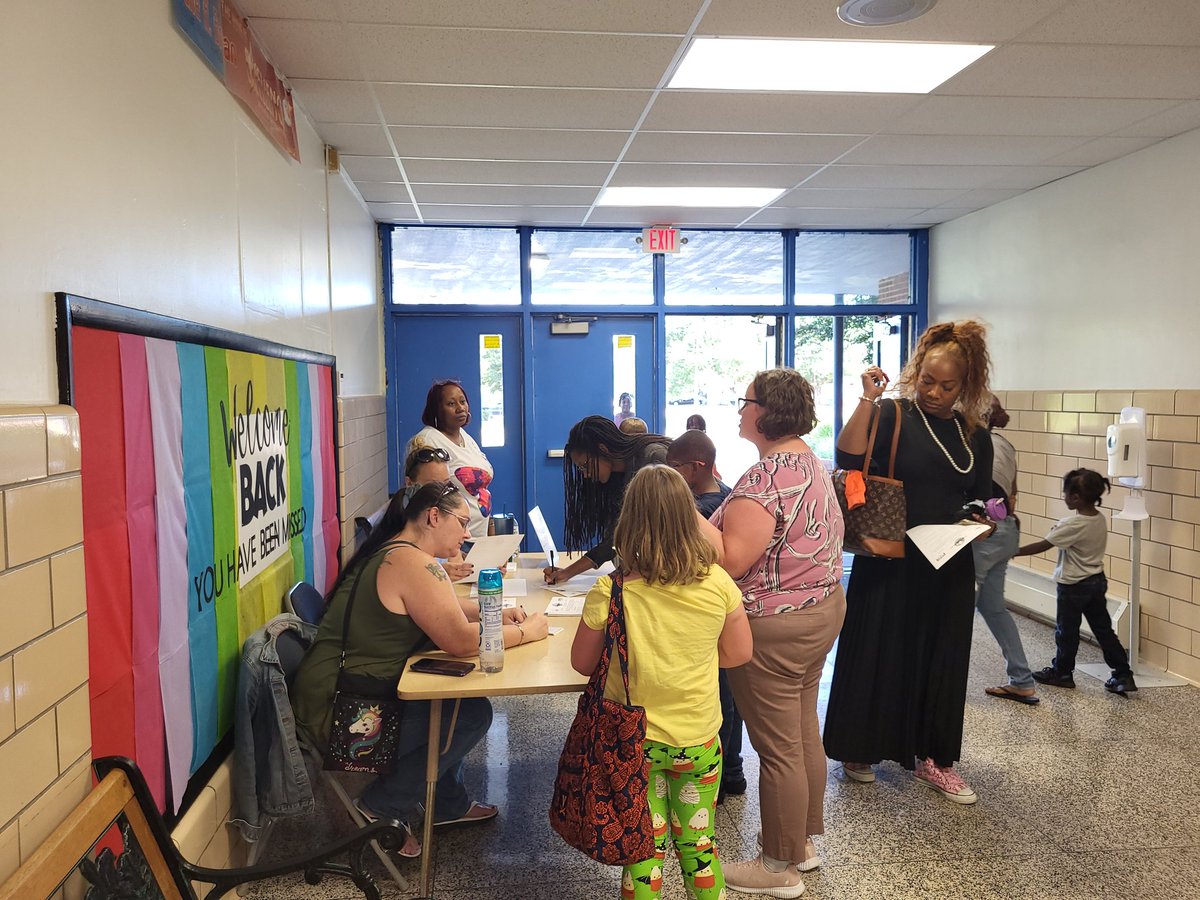 HelemaVandivier's tweet photo. We are so grateful to have an active and engaging PTA and 21st Century program @Janeh_bryan. Thanks for being an important pieces of our success story at Back to School Night. @HCSOST #WeAreHCS https://t.co/71aB3x35EK