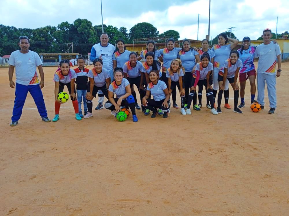 Hernanrodrigz76's tweet photo. Estas son mis campeonas horas antes de ganarles 9-5 al equipo de Fútbol Sala del municipio Guanipa; los juegos deportivos Anzoátegui 2022 siguen pero les aseguro que lo viene, es bueno y seguiremos sumando victorias. #VenezuelaSeCreceEnAmor #venezuela https://t.co/e5WI4RUO9J