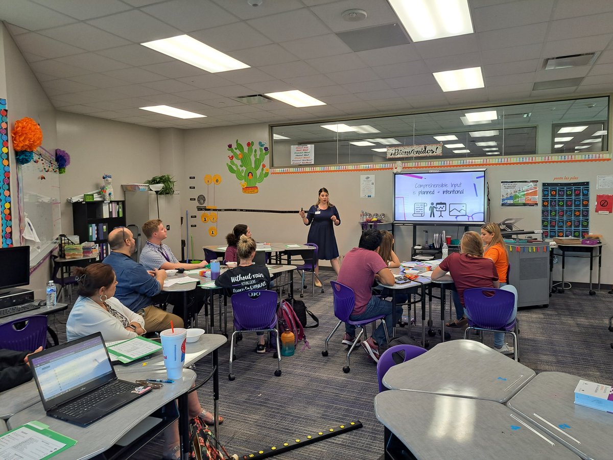 WorldLangKlein's tweet photo. @SallyBarnesKISD presenting to @KleinCain WL teachers about comprehensible input in their language classrooms. It was all in Italian 👏 #languagelearning #foreignlanguage https://t.co/UAMstPLuVq