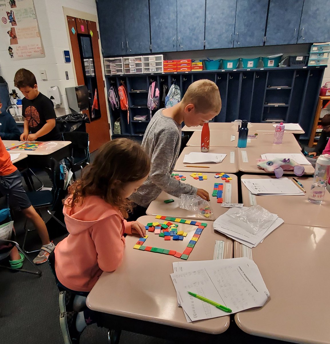 Dulzura4523's tweet photo. It's a "groups of" kinda lesson with 3rd grade @MtHopeNanjemoy  #multiplicationexploration
#handsonmath #way2represent
#diagramsequationsandarrays4days https://t.co/uBk43gMkLG
