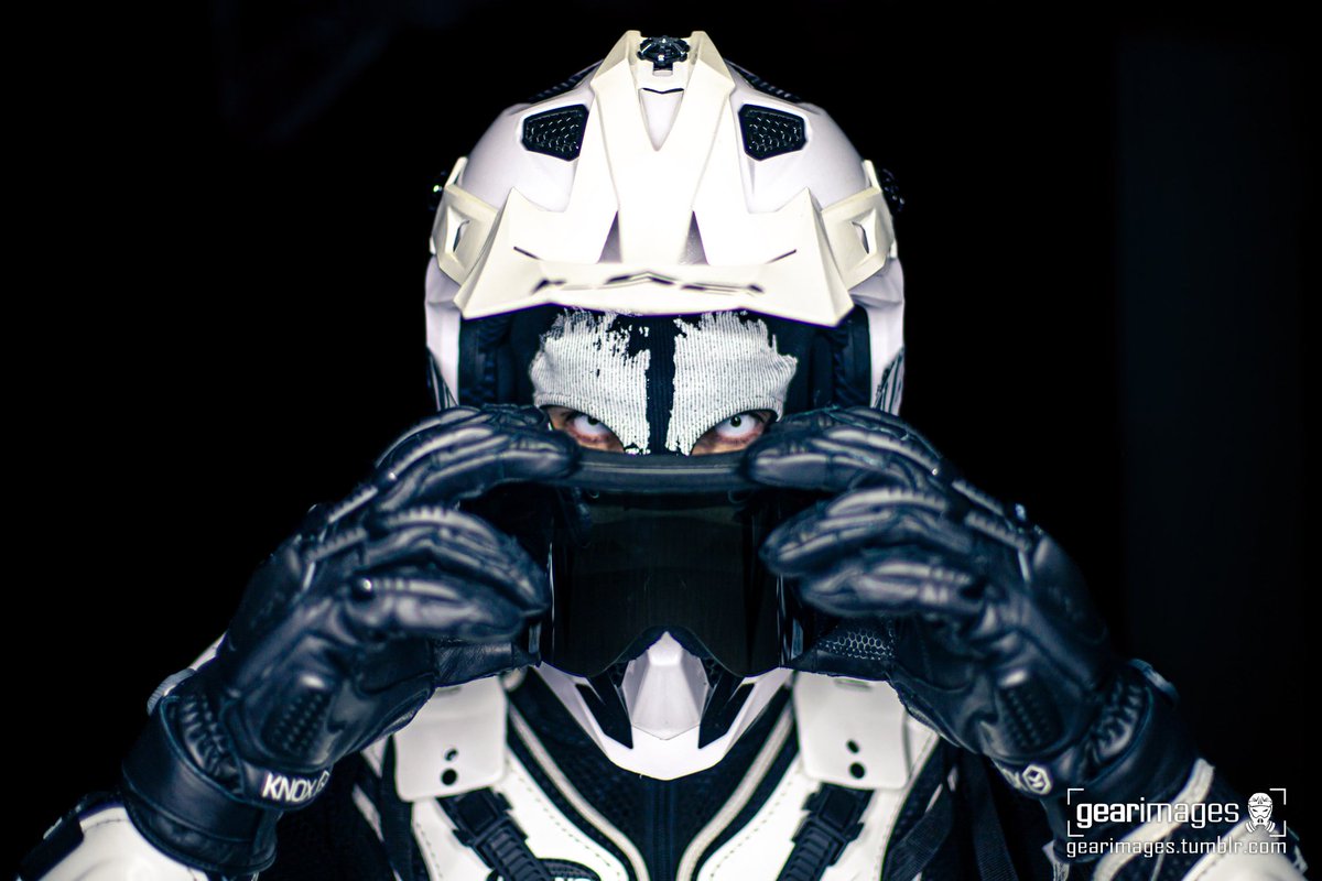 GEARimages's tweet photo. The 'White Eyes'-Files - Part III
.
@hierona_
.
#gear #gearphotography #luchscamp #luchscamp2022 #ls2helmets #ls2 #knoxgloves #knoxhandroid #handroid #gayfetish #gaygear https://t.co/BmAUvnEVbf