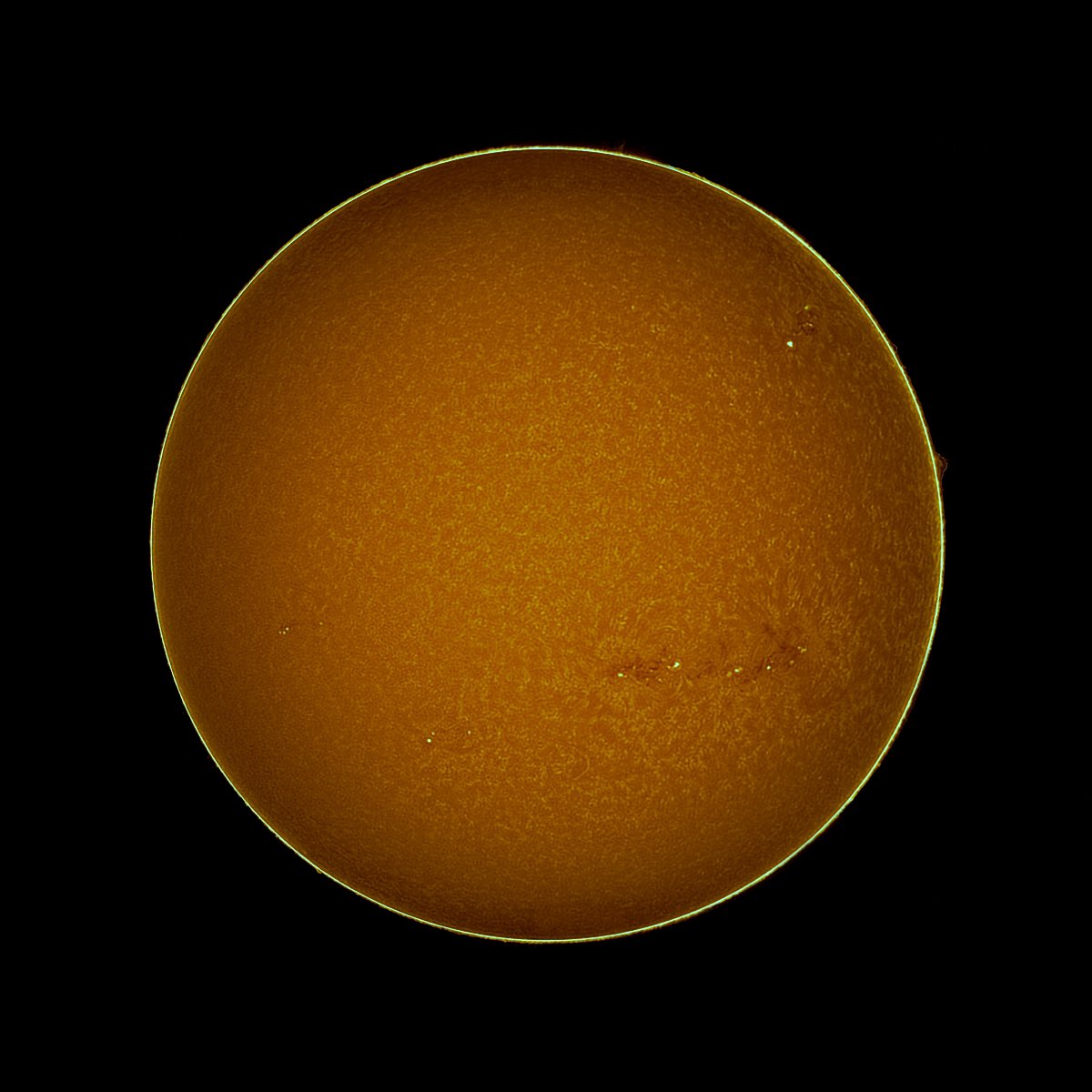 timur_hp's tweet photo. #luntsolarsystems #solartelescope #sun #astronomy #astrophotography #suntelescope #solarfilter  #solarflare  #sunspots #hydrogenalpha Sun shot 2022-09-24, and 2022-09-25, asi120, Lunt double stack. https://t.co/KjrA73oxpY