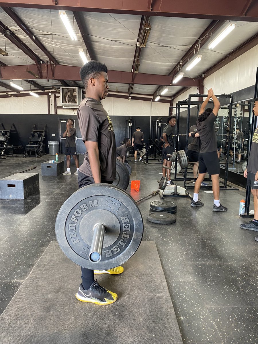 EagleBoysSoccer's tweet photo. These guys are killing it in the weight room 💪 #weliftweights #flying https://t.co/AAH1WBfCwV