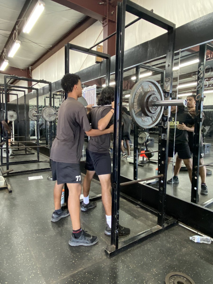 EagleBoysSoccer's tweet photo. These guys are killing it in the weight room 💪 #weliftweights #flying https://t.co/AAH1WBfCwV