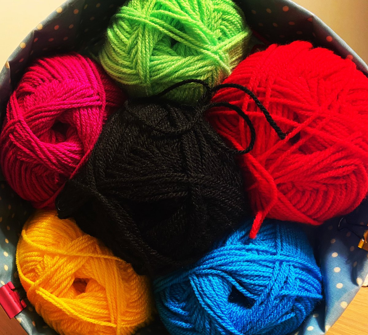RocheleFay's tweet photo. Adding a bit of colour as everything turn’s autumnal 🍂 
🖤❤️💚💛💙💕

#crochetaddict #crochetaddiction #crochetersgonnacrochet #hayfieldbonusdk #sirdarhayfield #sirdarhayfieldbonusdk #crochet https://t.co/GGR31U9gST
