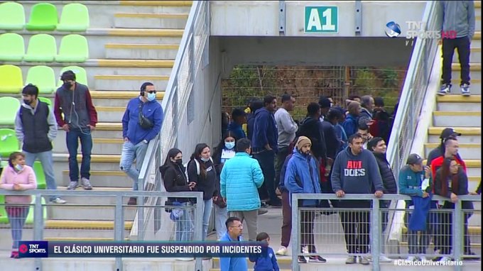 Desde los parlantes del estadio piden a los hinchas que abandonen las inmediaciones debido a que el partido está suspendido.