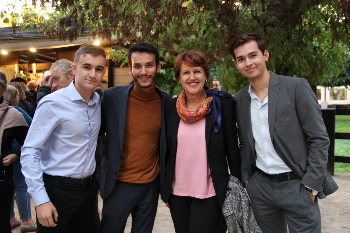 AnnieGenevard's tweet photo. Militants des Républicains, vous êtes le cœur battant de notre famille politique !

Magnifique rentrée de la Fédération du Gard autour de @CRivenq, @franckproust, @j_paulfournier, Laurent Burgoa... https://t.co/hPqO2GUp0l