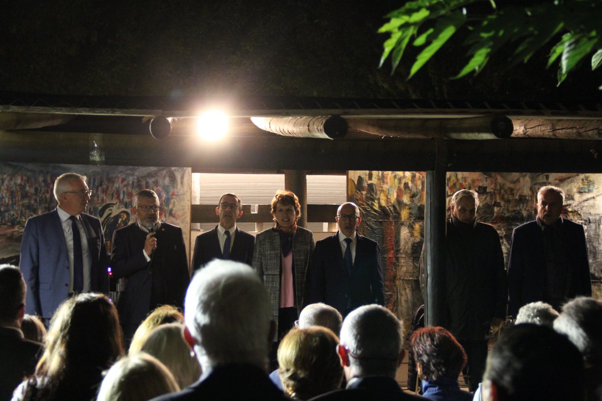 AnnieGenevard's tweet photo. Militants des Républicains, vous êtes le cœur battant de notre famille politique !

Magnifique rentrée de la Fédération du Gard autour de @CRivenq, @franckproust, @j_paulfournier, Laurent Burgoa... https://t.co/hPqO2GUp0l