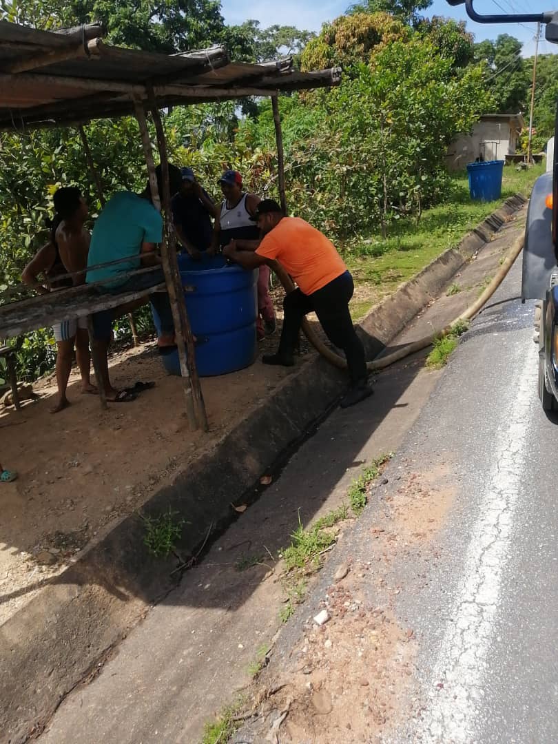 #SepaQué || Gracias a la «Misión Agua», que impulsa el gobernador @GPintoVzla a través de SERVISUCRE, se realizó la atención a la comunidad de Plan de la Mesa, en el municipio Sucre, con el suministro de agua potable.

<a href="/Echeverria_psuv/">Santiago Echeverria</a>
<a href="/NicolasMaduro/">Nicolás Maduro</a>

#VenezuelaSeCreceEnAmor