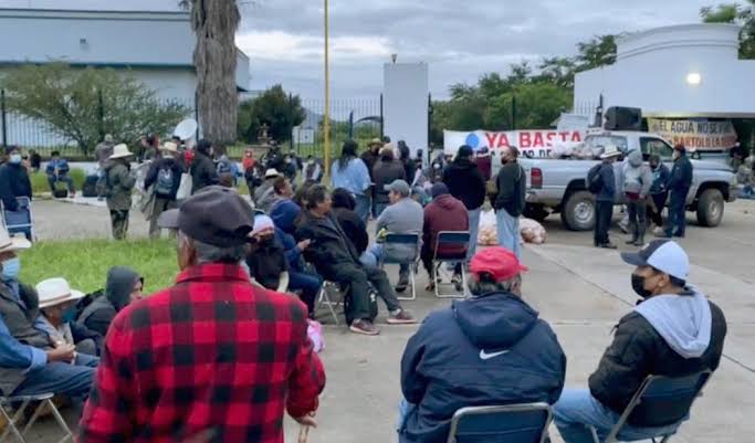 CuartaPlana's tweet photo. Anuncia San Bartolo Coyotepec la convivencia comunitaria en defensa del agua; La actividad se realizará en las instalaciones de #Gugar, donde mantienen en plantón.
#Enterate #Noticias #Oaxaca @flaviososavilla @HoracioSosaOax
https://t.co/0Ru0WYQLQ6 https://t.co/N0UR9up76l
