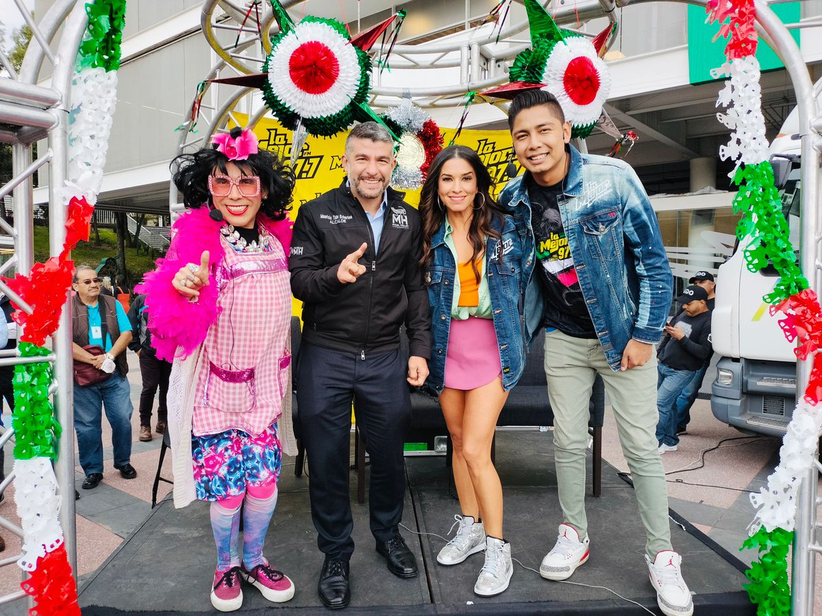 Bienvenidos todos los vecinos que hoy disfrutan de la visita de <a href="/LaMejor/">LaMejor</a> en la explanada de la <a href="/AlcaldiaMHmx/">Alcaldía Miguel Hidalgo</a>, lo están pasando increíble en compañía de <a href="/LAURAGII/">Laura G</a> y todo el equipo.