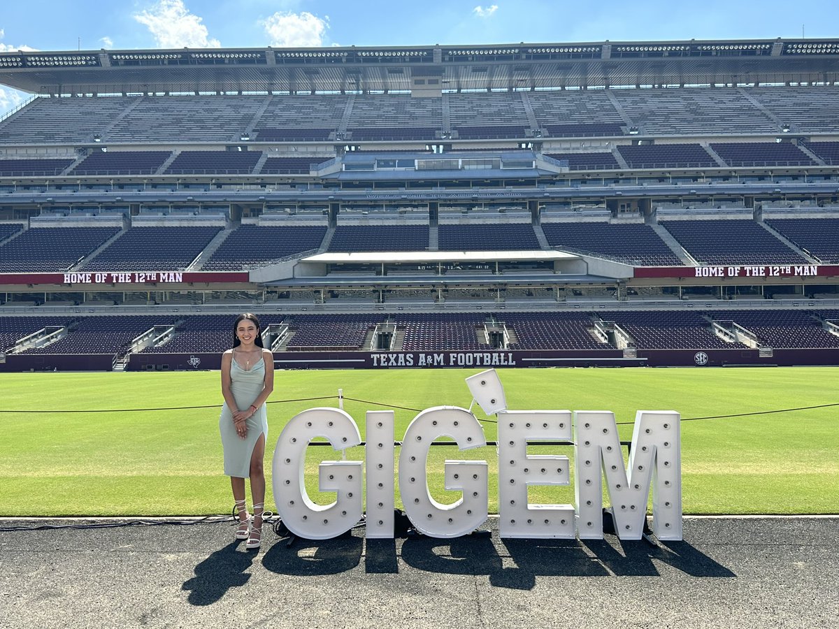 _isaabeelllaa's tweet photo. hand just got a little bit heavier #AggieRing https://t.co/Af5QTxTBlN