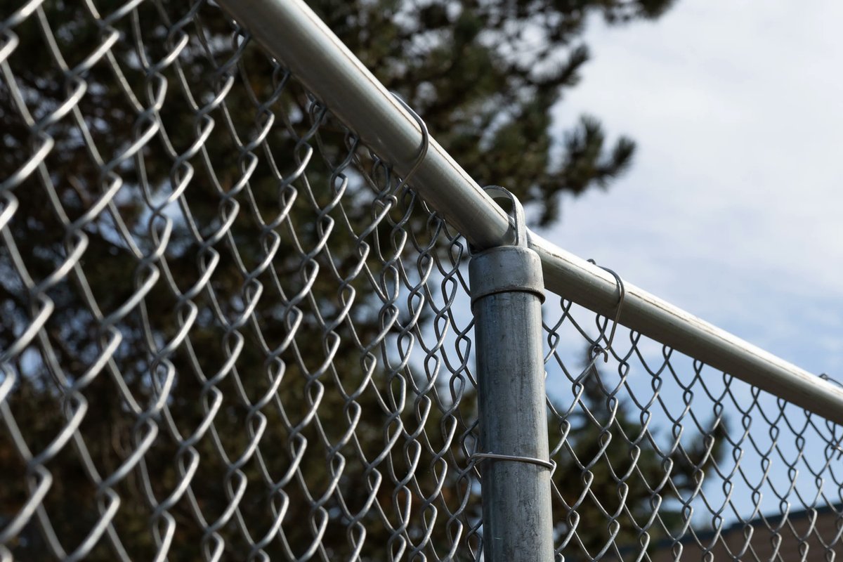 Montclair_BSD's tweet photo. This school year, you may notice new fencing around Montclair Elementary School. The District completed a fencing project at the school to fully enclose play areas and enhance security, thanks to the 2014 Bond.
#BSDtogether
#BSDbond https://t.co/Rn6tFFQLRE