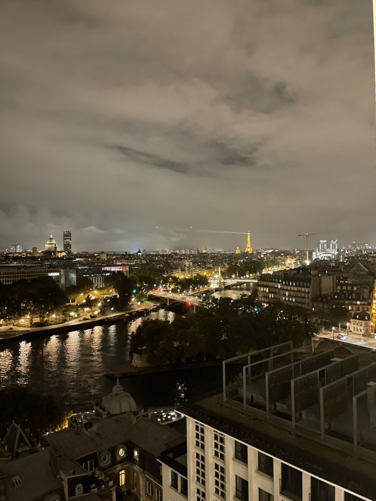 krungy21's tweet photo. 센느강을 바라보며… ☺️ Goodnight Paris 🇫🇷 https://t.co/U6ZItQHhsi