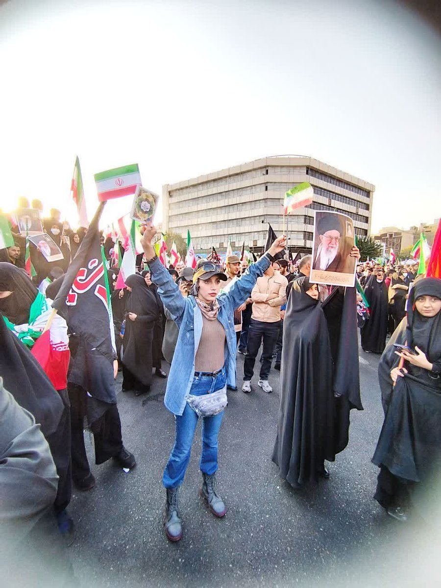 SHHHkazemi's tweet photo. حکومت خون‌ریز در باتلاقی از تناقضات احاطه شده است،
به دروغ ادعا می‌کنند که دغدغه دین دارند درحالیکه مبحث حجاب، کاملا سیاسی ست؛
طرفدار دیکتاتوری باشی مختاری با هر پوششی ظاهر شوی، مخالف باشی مظلومانه کشته می‌شوی...
#مهساامینی 
#گشت_کشتار 
#حکومت_خون‌ریز https://t.co/fBss0gCotR