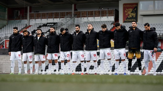 #Iran, i calciatori della #Nazionale al fianco delle donne che protestano per la morte di #MahsaAmini e #HadisNajafi  

Hanno coperto con giubbotti neri le proprie maglie durante l'esecuzione dell'inno prima dell'amichevole con il #Senegal, giocata in #Austria (finita 1-1)
