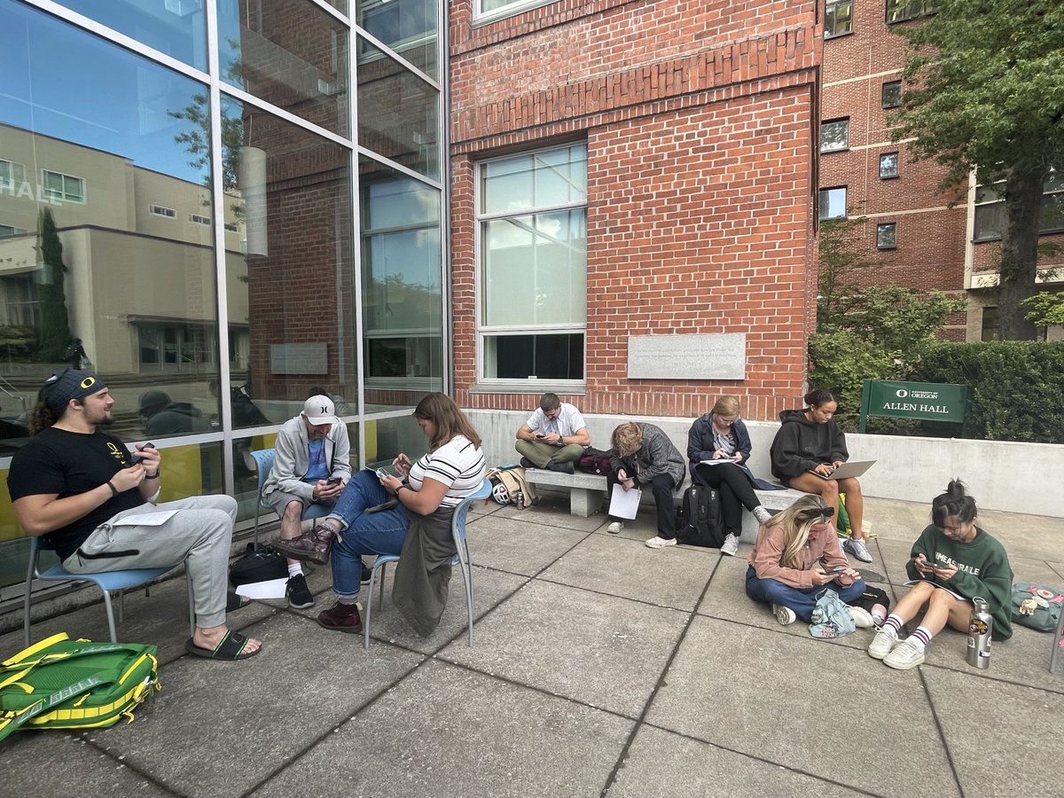 Making the most of the Fall weather 🍁 and the first class of term to take J562 Reporting II outside! ⁦@UOsojc⁩ grad students are researching one another so they can introduce their ⁦@uoregon⁩ peers to the rest of the group, based on info in their digital footprint!