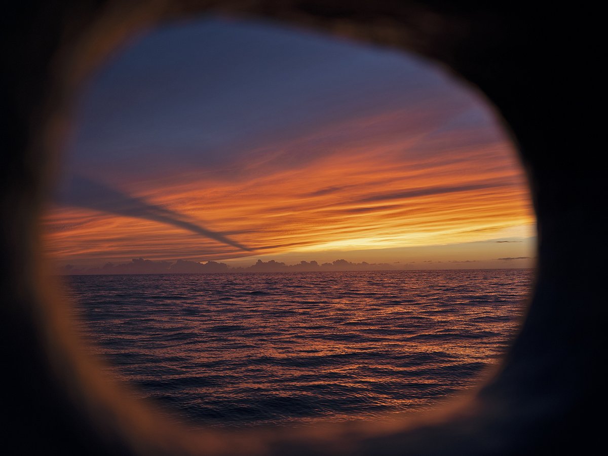 mlparkermedia's tweet image. The past two weeks aboard @evnautilus have been full of amazing field work adventures. It&apos;s such a treat to work alongside so many talented and passionate folks from @InsideNatGeo! 
#FromShoretotheAbyss #NautilusLive #FieldWorkWin