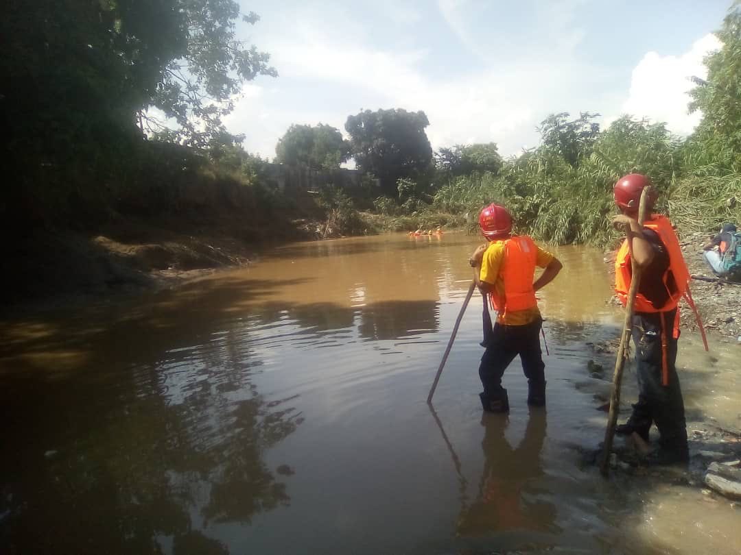 Lamento informar que en este momento fue encontrado el cuerpo sin vida de unos de los jóvenes que fue arrastrado por la crecida de la quebrada anoche en el sector La Vega del Municipio Iribarren. Nuestra solidaridad con la familia!