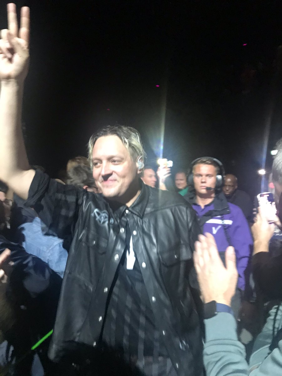 bjlukje's tweet photo. De helden van @arcadefire live gezien. En Win Butler maar een klap op de schouder gegeven. #arcadefire https://t.co/hCz0MGiGVQ